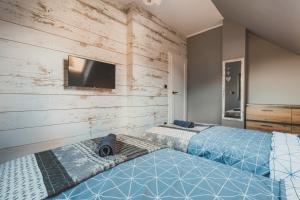 Łóżko lub łóżka w pokoju w obiekcie Przepiękny apartament ORANGE z widokiem na Skrzyczne - Sun&Sport
