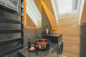 Kuchnia lub aneks kuchenny w obiekcie Przepiękny apartament ORANGE z widokiem na Skrzyczne - Sun&Sport