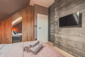 Łóżko lub łóżka w pokoju w obiekcie Przepiękny apartament ORANGE z widokiem na Skrzyczne - Sun&Sport