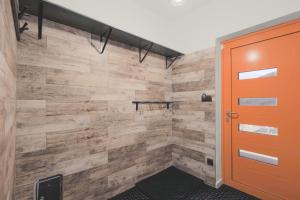 kabina prysznicowa z drewnianą ścianą w obiekcie Przepiękny apartament ORANGE z widokiem na Skrzyczne - Sun&Sport w Szczyrku +13 zdjęć