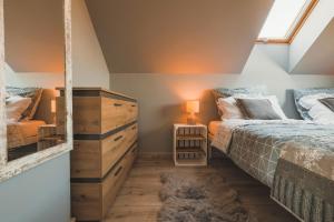 Łóżko lub łóżka w pokoju w obiekcie Przepiękny apartament ORANGE z widokiem na Skrzyczne - Sun&Sport