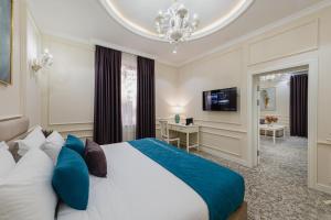 - une chambre avec un grand lit et des oreillers bleus dans l'établissement Zarafshon Parkside, à Samarcande