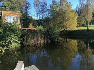 Útsýni yfir á sem rennur í nágrenni íbúðarinnar