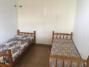 Dos camas una al lado de la otra en una habitación. en Campos do Jordão, en Campos do Jordão