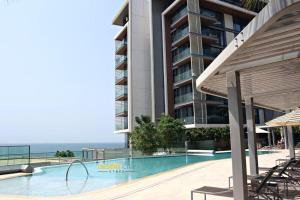 Bazén v ubytování Luxury 3BR in Bluewaters with Ain Dubai view Hosted By Desert City Stays nebo v jeho okolí