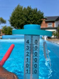 a thermometer sitting next to a swimming pool at Urlaub nahe der Peene nähe der Ostsee in Rustow