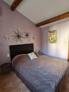- une chambre avec un grand lit dans l'établissement Maison Bergerie Glabanel, à Lapalme