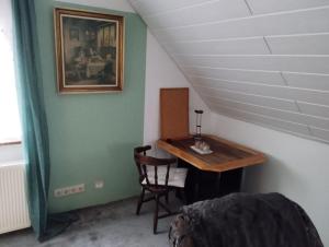 een kamer met een tafel en een stoel in een kamer bij MorgenTau in Bad Herrenalb