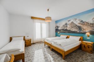 En eller flere senge i et værelse på Hotel Garnì Rosengarten