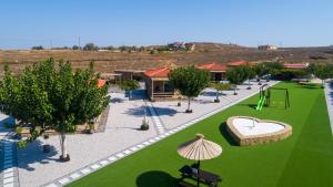 Bazén v ubytovaní Aphrodite Stone Apartments alebo v jeho blízkosti