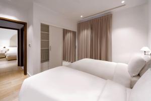 Una cama o camas en una habitación de Mina Hotel and Residences By The Torch
