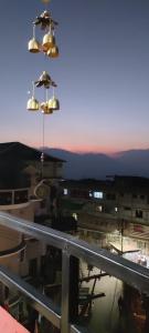 - Balcón con luces y vistas a la ciudad en Blue Valley Apartment, en Darjeeling