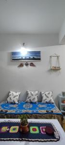 een slaapkamer met 2 bedden en een tafel met een cactus bij Blue Valley Apartment in Darjeeling