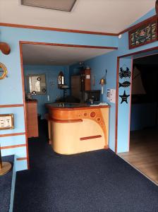 a kitchen in a doll house with a counter at La Croisière in Louvetot