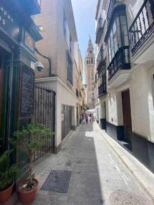 an empty street in a city with buildings at acogedor apartamento placentines in Seville
