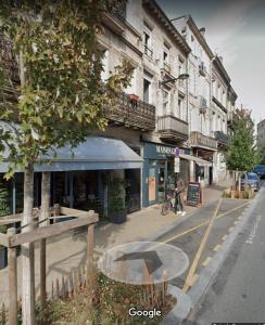 ボルドーにあるAppartement Bordeaux Victoireの建物前のガラス張りの通り