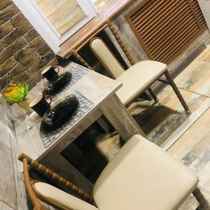 einen Tisch und Stühle auf einer Terrasse in der Unterkunft Квартира в стиле лофт in Qaraghandy