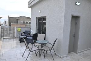 a patio with chairs and a table on a balcony at פסגת יובלים 2 in Qiryat Shemona