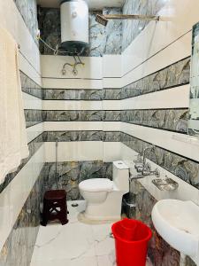 uma casa de banho com um WC e um lavatório em Smart Stays em Gorakhpur