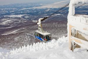 a gondola ride at the top of a snow covered mountain at Hotel Jogakura in Aomori