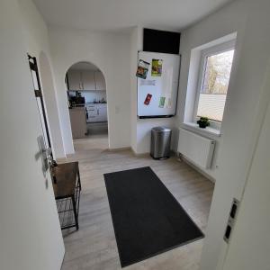 uma cozinha com um frigorífico branco e uma mesa em Ferienwohnung NR3 em Grossräschen