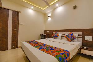 um quarto com uma cama grande num quarto em FabHotel Royce Studio Apartments em Pune