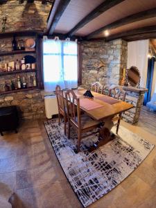 comedor con mesa de madera y sillas en FoRest Loft, en Tsagkarada