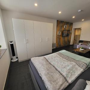 een slaapkamer met een groot bed en een woonkamer bij Ferienwohnung NR2 in Großräschen