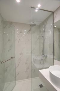A bathroom at International Atene hotel