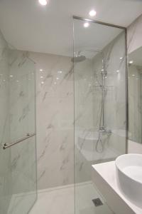 bagno con doccia in vetro e lavandino di International Atene hotel ad Atene