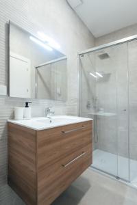 uma casa de banho com um lavatório e um chuveiro em Tu casa en un rinconcito del centro em Sevilha