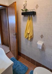 ein Badezimmer mit einer Dusche und gelben Handtüchern in der Unterkunft Hidden Pearl in Luka