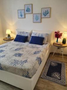 um quarto com uma cama com lençóis azuis e brancos em Casa Cote em Chiessi