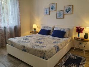 a bedroom with a large bed with blue pillows at Casa Cote in Chiessi