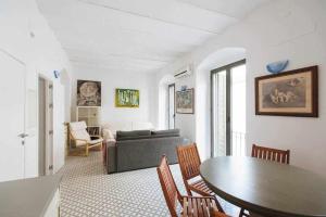 a living room with a table and a couch at Apartamento con parking jesus del gran poder in Seville