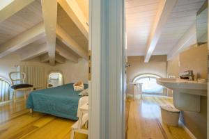1 dormitorio con 1 cama y lavamanos en una habitación en i Germani, en Castelnuovo del Garda