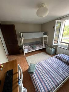 - une chambre avec un lit, un bureau, un lit et une fenêtre dans l'établissement Holiday home Verdon with private pool and view, à Artignosc-sur-Verdon