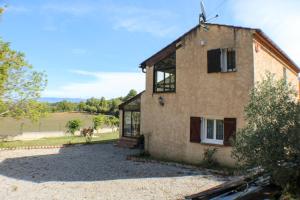 une vue extérieure sur une maison avec vue sur un champ dans l'établissement Holiday home Verdon with private pool and view, à Artignosc-sur-Verdon