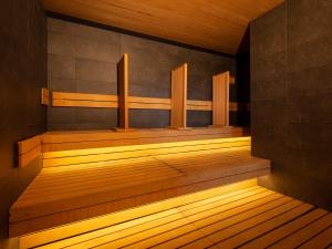 um quarto com piso em madeira e uma varanda em madeira em Tokyo Bay Shiomi Prince Hotel em Tóquio