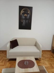 un soggiorno con divano e tavolo di Apartman Ana a Žarkovo