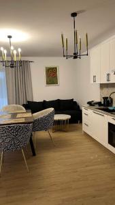 uma sala de estar com um sofá e uma mesa em Apartament Złoty 4 em Zblewo