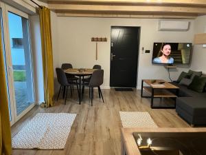 Domki Pod Brzozami Ustroń 2 في أوسترون: غرفة معيشة مع طاولة وأريكة