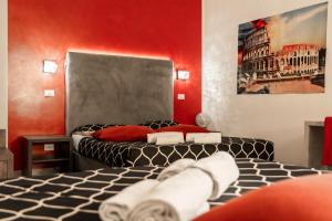 ローマにあるレ テラッツェ ディ サン ジョヴァンニのベッドルーム1室(ベッド2台付)が備わります。壁には絵画が飾られています。