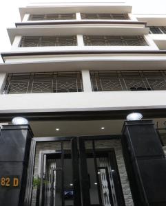 Radharani Apartment في كولْكاتا: مبنى بأبواب سوداء ونوافذ عليه