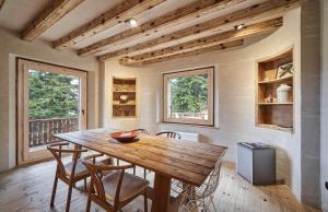 comedor con mesa de madera y sillas en Casa Pyrenees - Slow Life Refuge, en La Molina