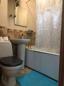 y baño con aseo, lavabo y ducha. en Nocturne Apartment, en Chişinău
