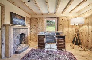 莫利納的住宿－Casa Pyrenees - Slow Life Refuge，客房设有书桌和壁炉。