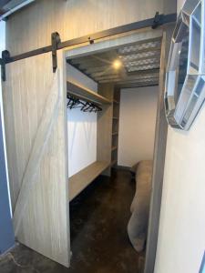 ルセナにあるLoft Alcaide 9のベッド付きの部屋に面したドアが備わる部屋