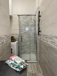 ein Badezimmer mit Dusche und Toilette in der Unterkunft Bnbook Monolocale Beatrice Rho Fiera in Rho