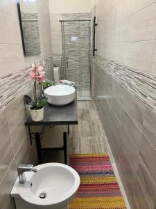 ein Badezimmer mit zwei Waschbecken, einer Toilette und einer Dusche in der Unterkunft Bnbook Monolocale Beatrice Rho Fiera in Rho + 13 Fotos